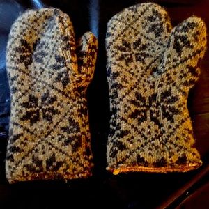 Wool/cotton sweater knit mittens